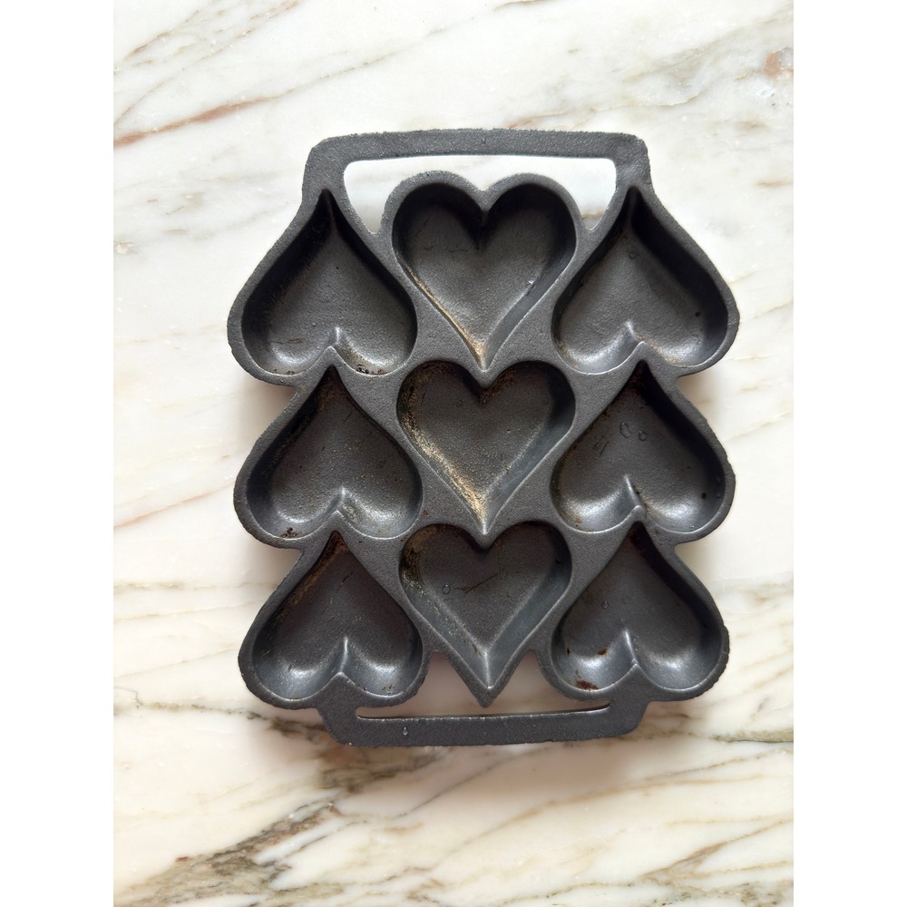 Vintage Cast Iron Heart Cornbread Pan 9 Cavity Baking Mold Rustic Kitchen
